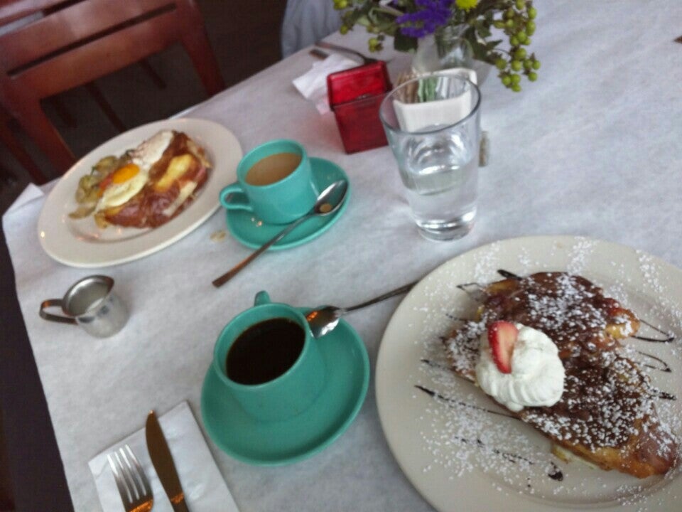 Le Petite Triangle Cafe