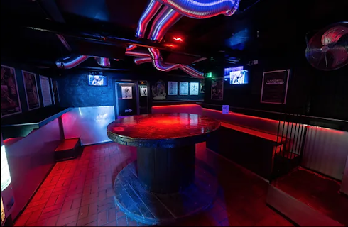 Toms Saloon